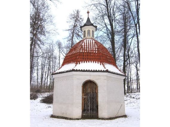 kaple v parku zámku Lčovice