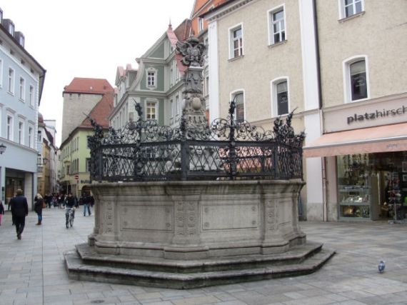svobodná kašna, Regensburg (D)
