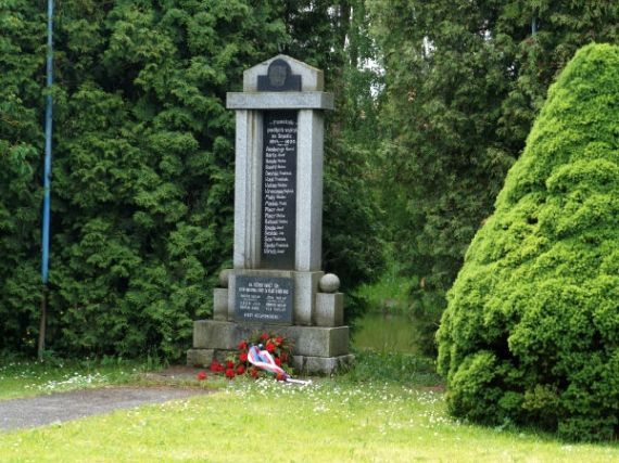 pomník padlých WWI i II, Dnešice