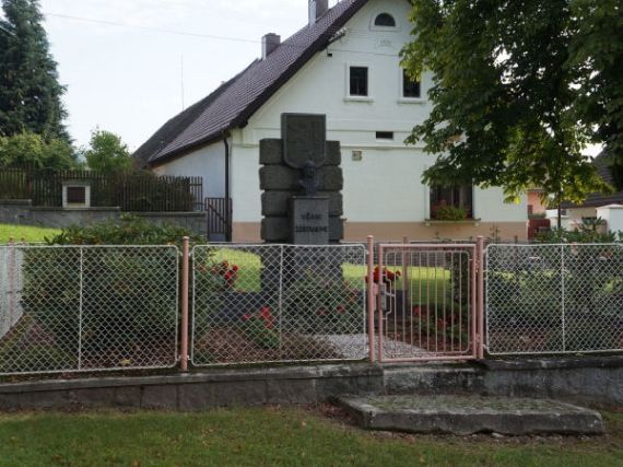 pomník padlých WWI i II, Měčín