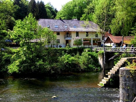 dva šípy vystřelené do srdce a jeden do krku zabily trojici v penzionu v Pasově