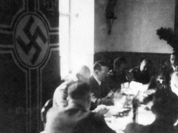 Hitlerův oběd v Haslingerově hostinci, Chvalšiny