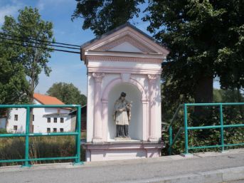 kaple výklenková na mostě, socha sv. Jan Nepomucký, Lásenice