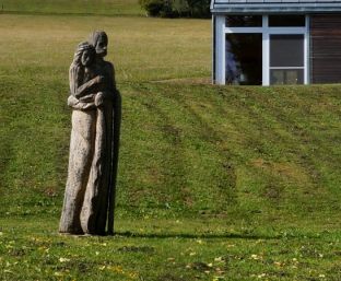 dřevěná plastika Věční milenci