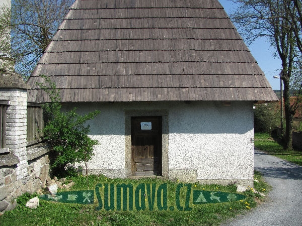 kostel sv. Martina s dřevěnu zvonicí, Neurazy