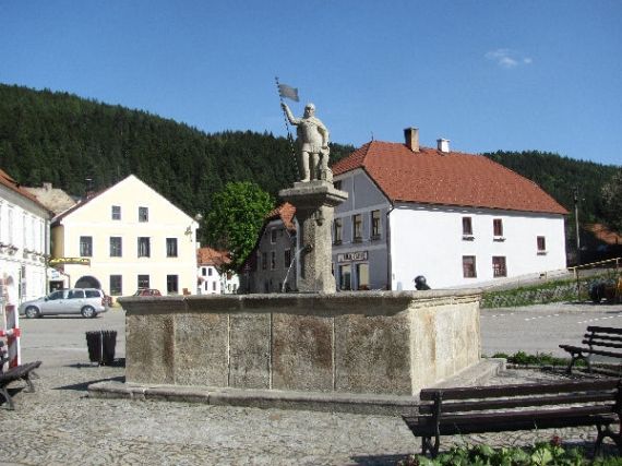 kašna na náměstí Rožmberk nad Vltavou