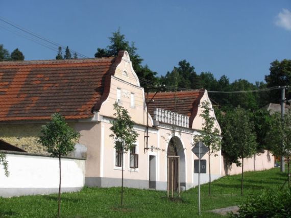 stavení s barokními štíty, Ražice