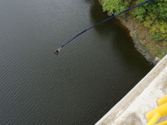 bungee jumping ze Zvíkovského mostu