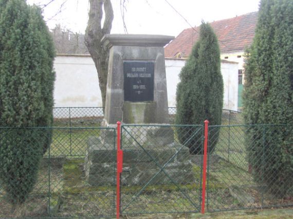 pomník padlých WWI, Lštění