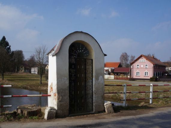 kaple výklenková na mostě, socha sv. Jan Nepomucký, Srby