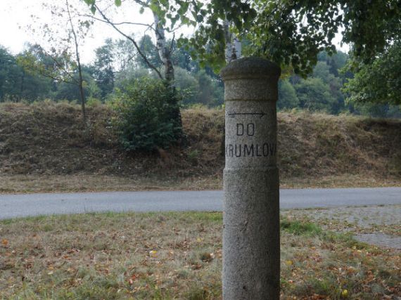 milník do Krumlova u Buškůva Hamru