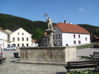 kašna na náměstí Rožmberk nad Vltavou