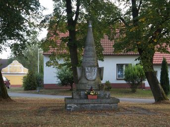 pomník padlých WWI i II, Komárov