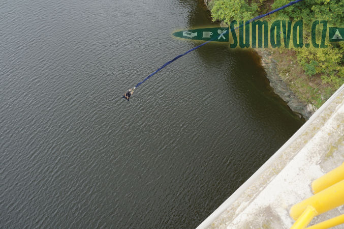 bungee jumping ze Zvíkovského mostu