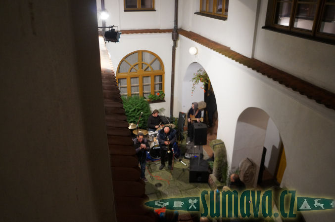 koncert Laco Deczi, celula New York, Chodský hrad